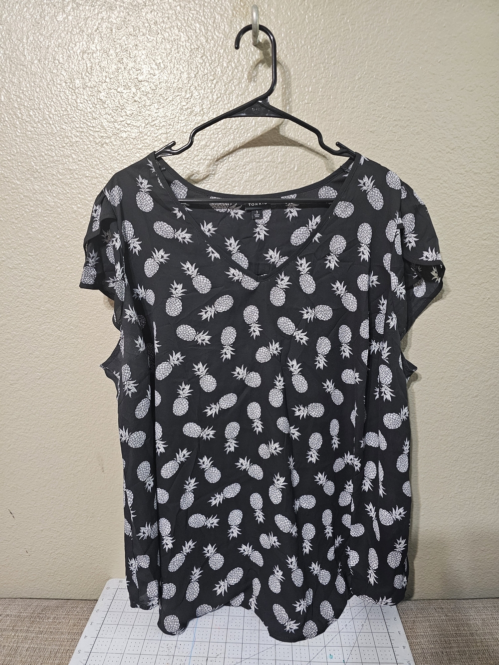 Torrid Plus Size 3 3X Georgette V-Neck Blouse Black White Pineapple Print Tulip